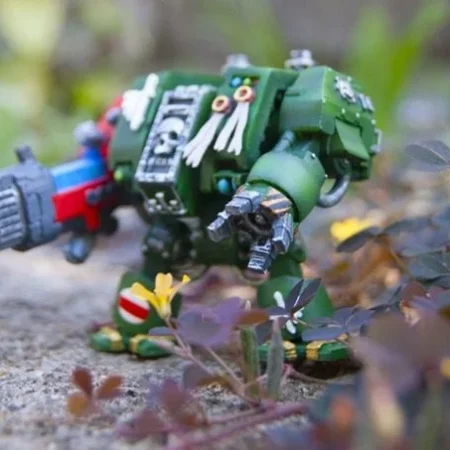 Дредноут из вселенной warhammer 40k высотой 10 см.
